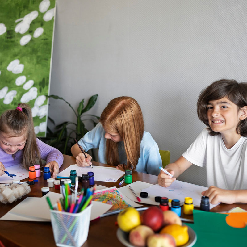 Daycare_0000_kids-painting-together-medium-shot