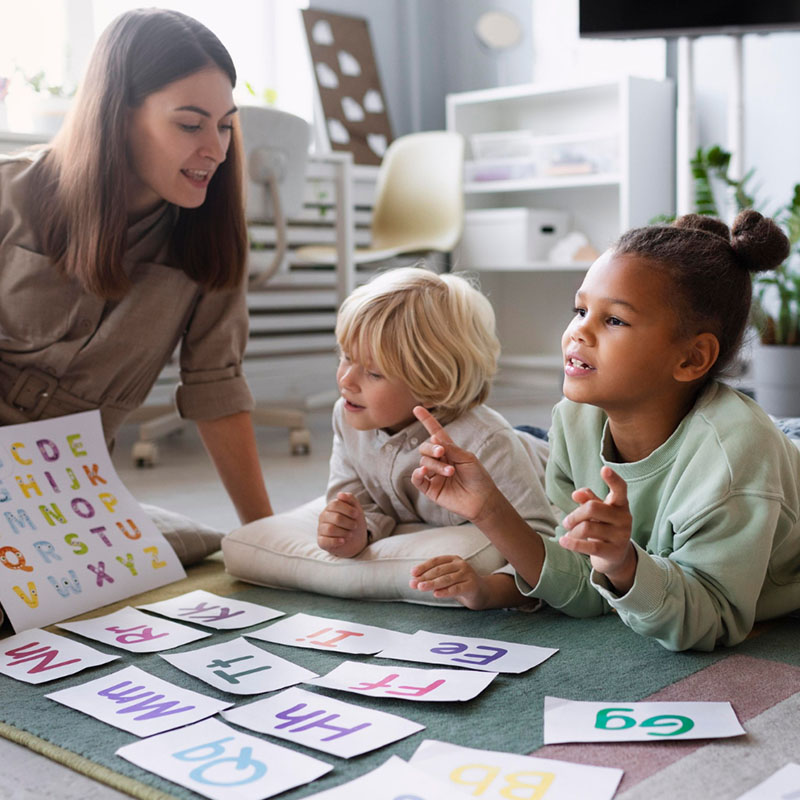 Daycare_0003_young-woman-doing-speech-therapy-with-children